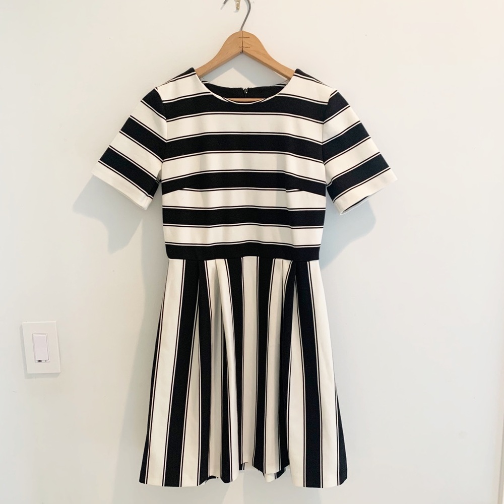 EUC Black & white striped Loft dress 6P